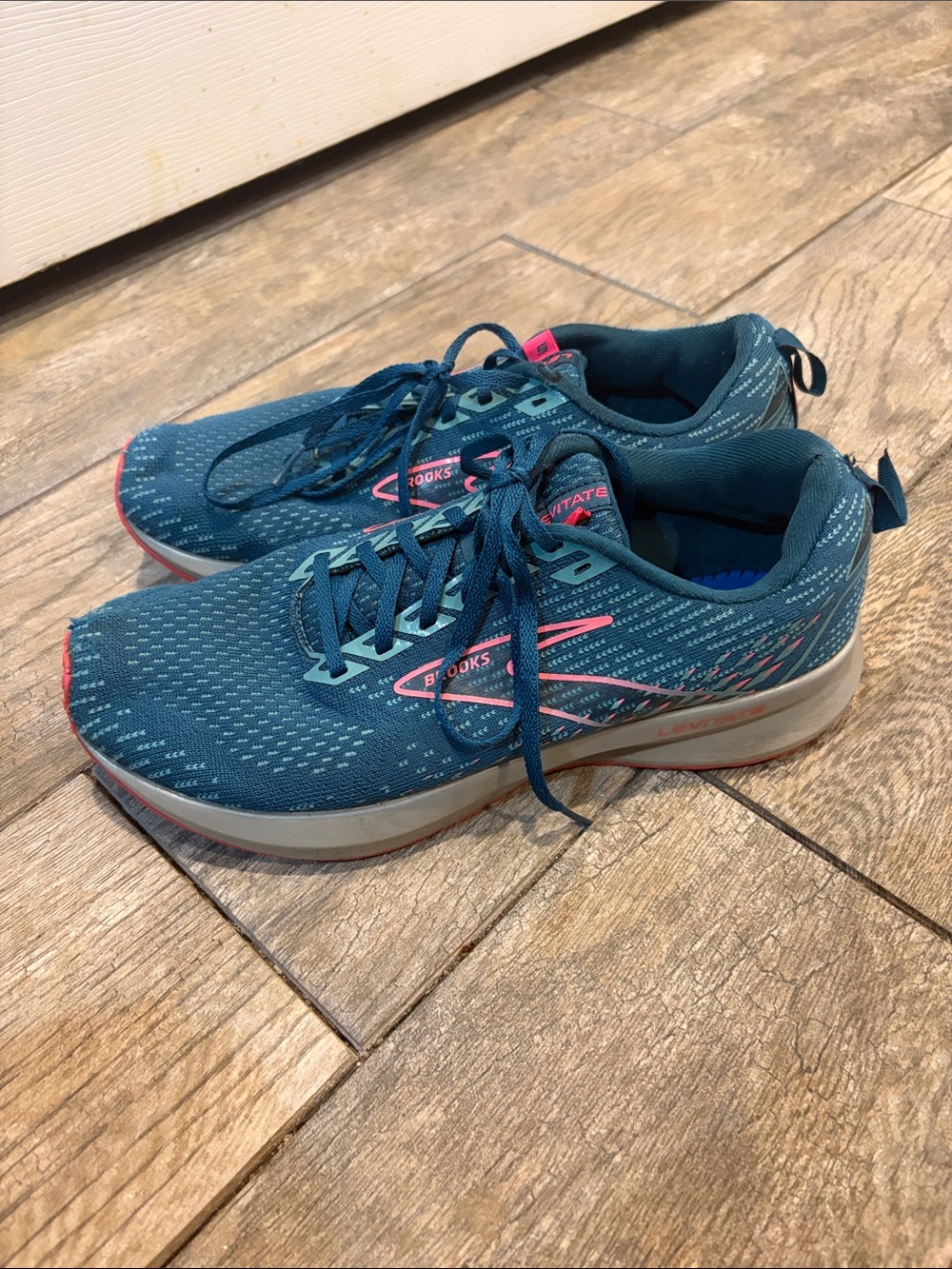Brooks Women's Levitate 5 Running shoes size 10.5 no insoles